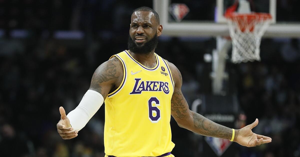 Elliott: Why can't the miserable Lakers be more like the gutty Clippers?