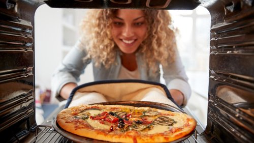 Tiefkühlpizza-Trick: Mit diesem Trick bekommst du 2 Pizzen auf ein nur Backblech
