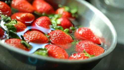 Ich habe meine Erdbeeren mit Natron gewaschen – DAS ist passiert