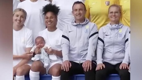 Fußball-Europameisterin Demi Stokes: Ihr Baby darf mit auf das Teamfoto