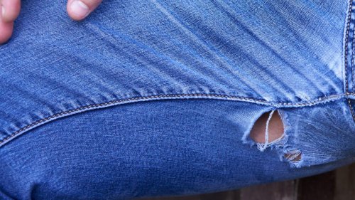 Jeans durchgescheuert: Diese Tipps helfen gegen die lästigen Reibungslöcher