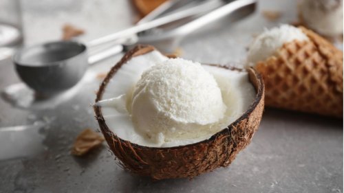 Vegan & ohne Eismaschine: 3-Zutaten-Kokoseis für tropisches Urlaubsfeeling