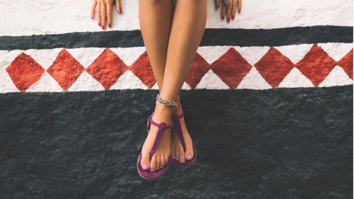 Hausmittel gegen Hornhaut & Co.: Diese 3 SOS-Tipps zaubern schnell schönere Füße