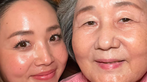 80-jährige Oma offenbart ihre 1-Schritt-Abendroutine, die ihre Haut so jung hält
