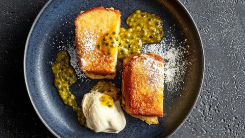 French-Brioche mit Vanilleeis und Passionsfruchtsoße