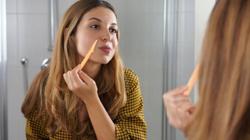 Haarentfernung im Gesicht: So funktioniert Dermaplaning + Vor- und Nachteile im Überblick