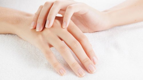 Gepflegte Hände leicht gemacht: Mit diesen 7 Schritten zauberst du schöne Nägel