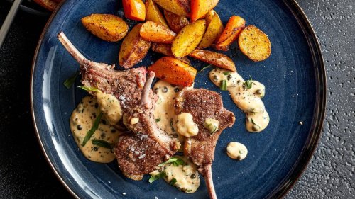 Lammkoteletts mit Kartoffelecken und Pfeffersoße
