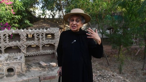 Architektin Yasemeen Lari: Wieso eine 80-jährige Star-Architektin jetzt lieber Lehmhütten baut
