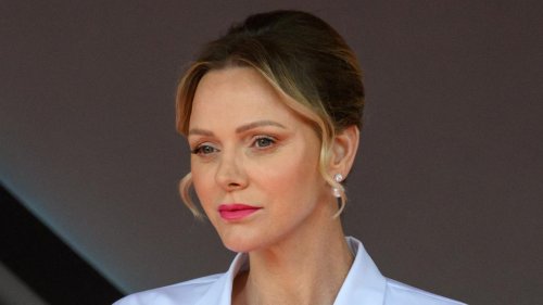 Sie trägt einen Lippenstift mit Anti-Aging-Effekt 