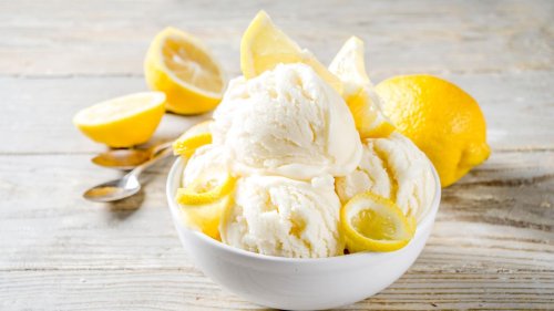 Perfekte Erfrischung für heiße Tage: Sommerliches Zitroneneis mit nur 4 Zutaten selber machen