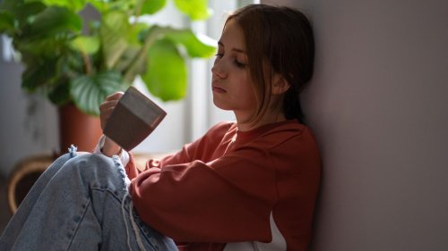 4 Anzeichen, dass du ein Kindheitstrauma mit dir herumtragen könntest