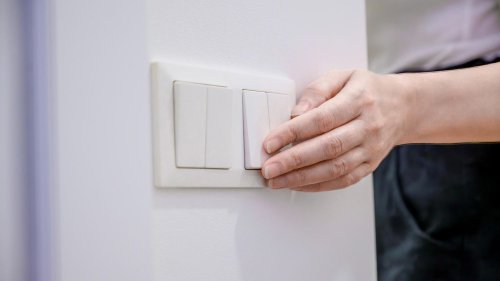 Alltagswissen: Lichtschalter im Badezimmer – darum ist er außen montiert