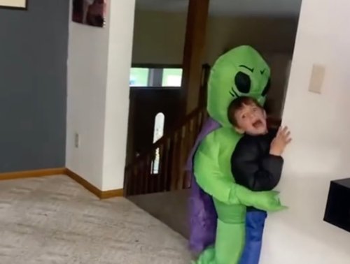 Minnesota boy's Halloween alien abduction costume goes viral