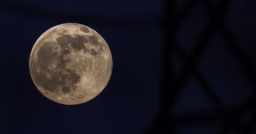 Spectacular Wolf Moon pictured against clear Bristol skies