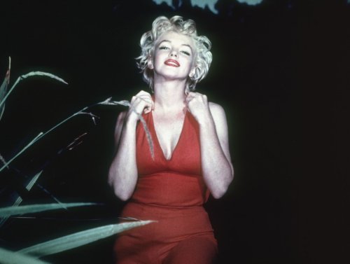 Marilyn Monroe Fans Keep Doing One Weird Thing To Her Grave