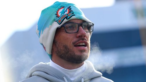 Was Mike McDaniel Actually Vaping On Sideline Of Bills-Dolphins?