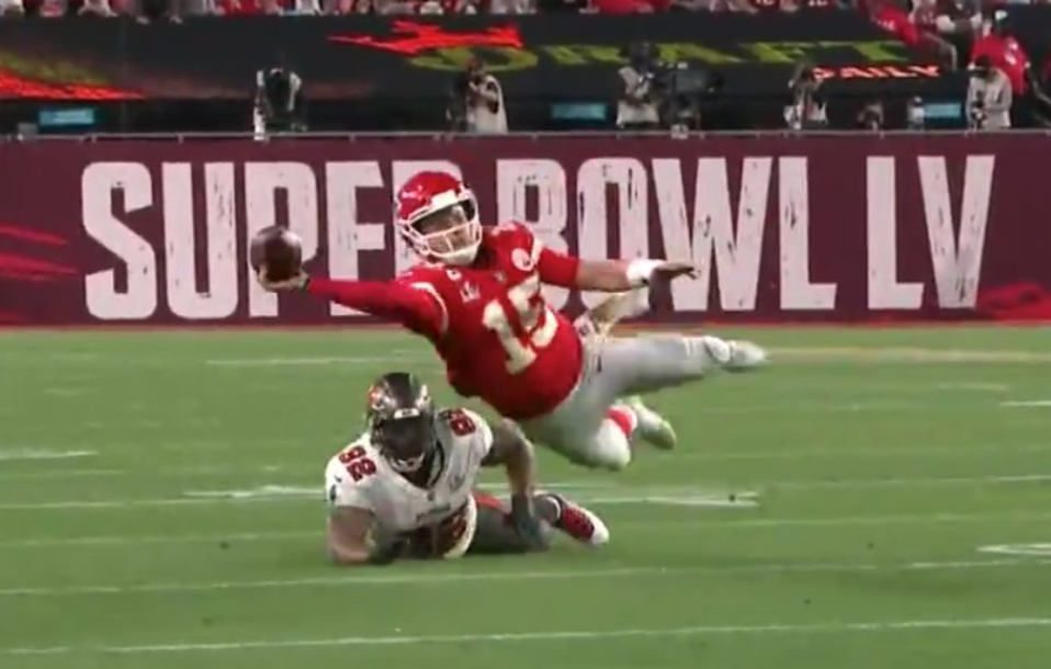 Limping Patrick Mahomes Makes Absolutely Insane Diving Throw During Super Bowl And Chiefs' Darrel Williams Drops It