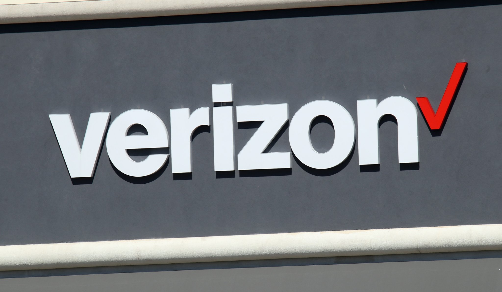 Woman Urinates Inside Of A Verizon Store When Asked To Wear A Mask