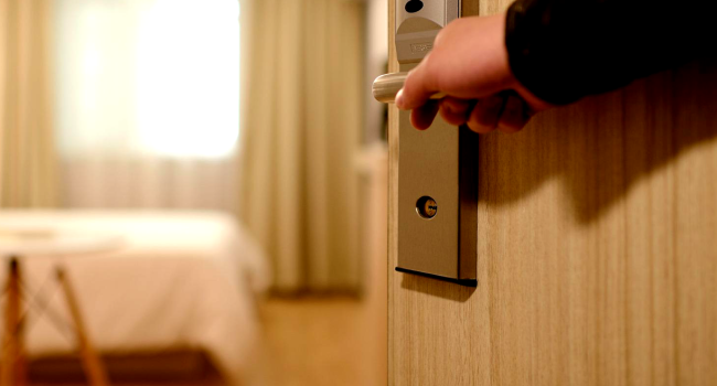 10 Things You Should NEVER Do At A Hotel, According To Hotelier On TikTok