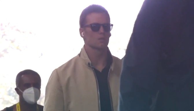 People Are Mad Tom Brady Showed Up To The Super Bowl As The Only Player Not Wearing A Mask