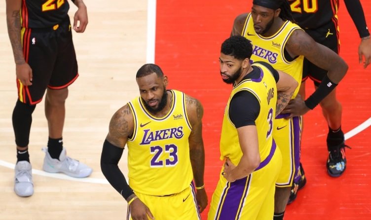 LeBron James Fired Hilarious Insult At Courtside Karen’s Husband During Game