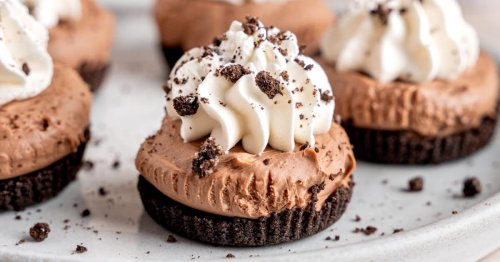 Easy 5 Ingredient No-Bake Mini Chocolate Cheesecakes