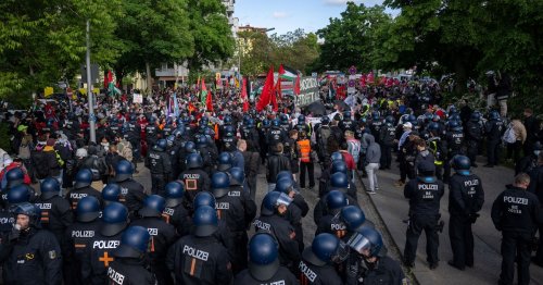 Kreuzberg: Polizist bei Pro-Palästina-Demo in Menge gerissen und niedergetrampelt