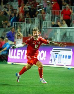 Rising breaks through and wins its first home match in 2025