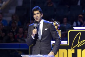 Suns interested in former Warriors executive to join front office