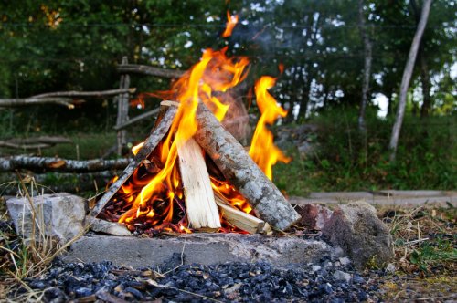 Wie macht man ein Lagerfeuer in der Natur? Hilfreiche Tipps & Hinweise