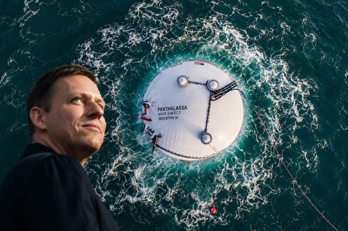 Peter Thiel setzt 140 Millionen Dollar auf autonome KI-Kraftwerke im Ozean | Flipboard