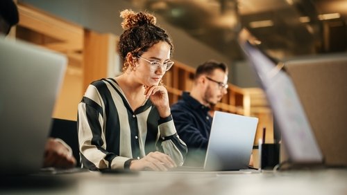 Junge Arbeitnehmer im Visier: DARUM ist Mobbing am Arbeitsplatz auf dem Vormarsch