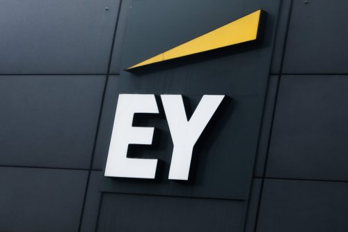 EY zahlt Uni-Absolventen in den USA 10.000 Dollar – wenn sie später anfangen zu arbeiten