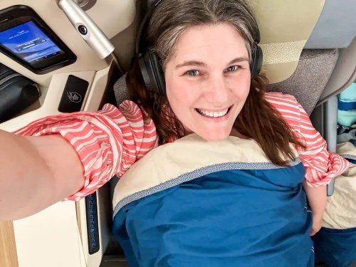 Ich fliege als Mutter in der Business Class, während mein Mann und meine Kinder in der Economy reisen