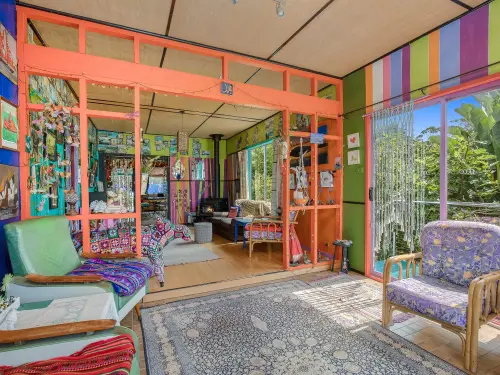 Ein Ehepaar hat 17 Jahre lang jeden Zentimeter seines Hauses mit Kunsthandwerk und Farbe verschönert – so sieht es von innen aus