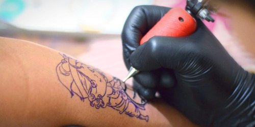 Ihr wollt ein Tattoo? Dieser Atlas zeigt euch, wo das eher schmerzhaft wird – und wo es sich gut aushalten lässt