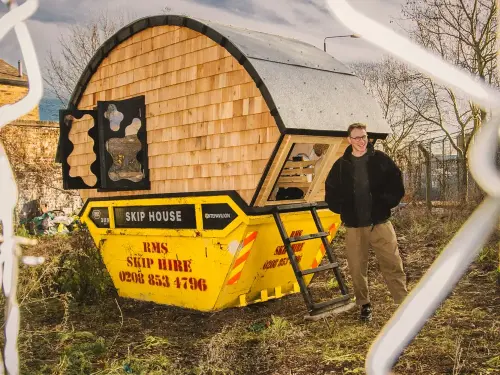 Dieser Künstler hat einen Müllcontainer in ein Tiny House umgebaut – und lebt seitdem darin