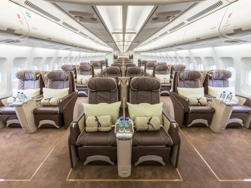 Ein französisches Luxusreiseunternehmen bietet "Luftkreuzfahrten" um die Welt in einem Airbus A340 mit Liegesitzen an - ab 75.000 Dollar