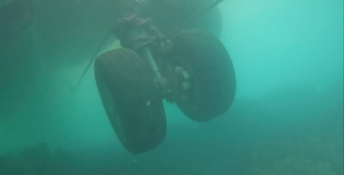 Skurriles Video der US-Marine zeigt ein Flugzeug, das die Landebahn verpasst hat und jetzt auf einem Korallenriff feststeckt