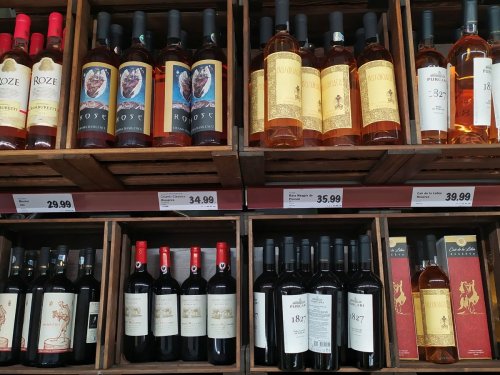 Europäische Winzer werden Wein nicht los – jetzt wird er zu billigem Alkohol für die Industrie verarbeitet