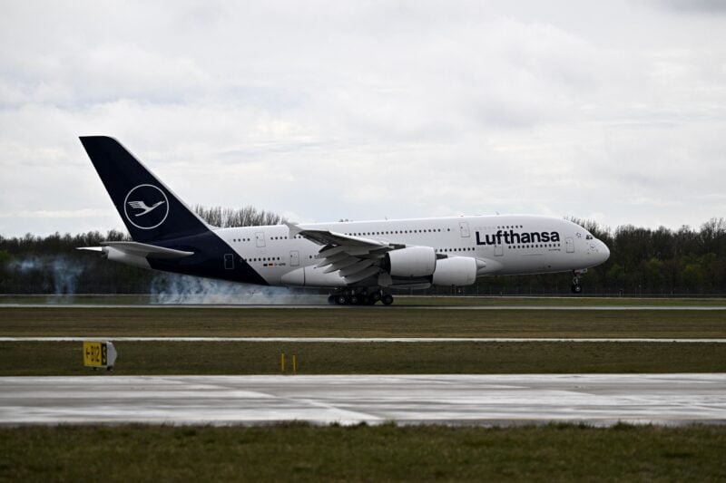 Tablet bleibt im Sitz stecken – Lufthansa-Flug nach München muss wegen Passagier-Panne umkehren