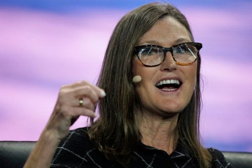 BYD übertrumpft Tesla – doch Star-Investorin Cathie Wood glaubt an Teslas Alleinstellungsmerkmal