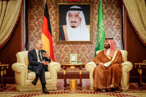 Scholz-Besuch in Saudi-Arabien: Bundeskanzler spricht Kronprinzen auf Khashoggi-Mord an und plant engere Zusammenarbeit beim Wasserstoff