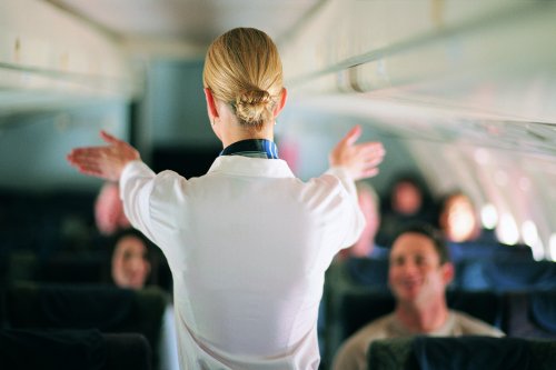 Eine ehemalige Flugbegleiterin erzählt, wie sie einen wütenden Passagier nach eines Streites über Lasagne fesseln musste