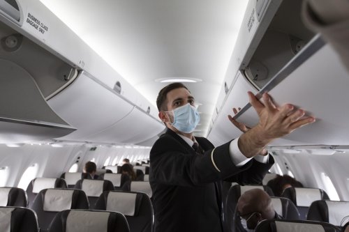 Verwirrung um Masken in Flugzeugen: Lufthansa-Tochter Swiss weist online auf Maskenpflicht hin, setzt sie aber an Bord nicht durch – das gilt wirklich