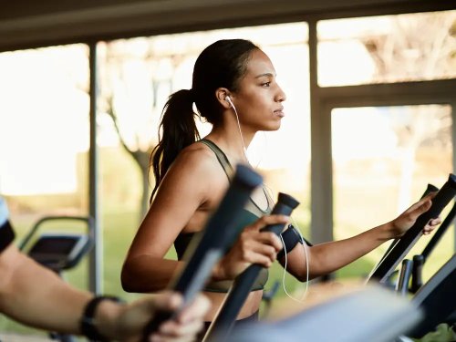 Cardio- oder Dehnübungen sind nicht die beste Art, sich für ein Training aufzuwärmen – was ihr stattdessen tun solltet