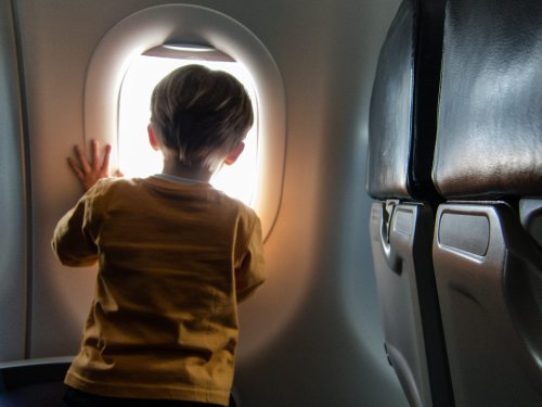 Ein Mann hat mich in einem Flugzeug beschimpft, weil mein Kind angeblich gegen seinen Sitz getreten hat – zehn Jahre später denke ich noch immer daran