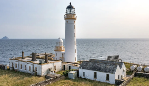 Leuchtturm, Delfine und ein riesiger Garten: Diese schottische Privat-Insel könnt ihr für rund 440.000 Euro kaufen