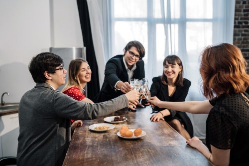 Alkoholprobleme am Arbeitsplatz: So solltet ihr euch verhalten, wenn ein Kollege zu viel trinkt – laut einem Suchtexperten